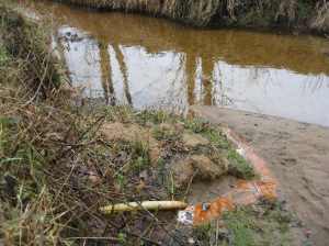 Eisenocker aus Drän belastet diesen Oste-Quellbach