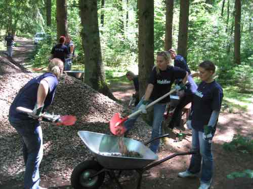 IMG_3956 - Waldfeen schaufeln eifrig und ausdauernd Und schon geht`s los - die Waldfeen schaufeln eifrig und ausdauernd