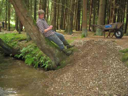 IMG_4001 - Bauleiter-Pause Ein Bauleiter ruht sich - zu Lasten des Uferbaums.