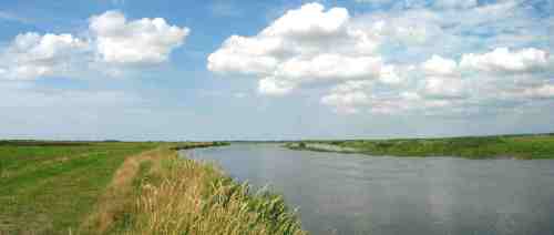Die Skjern Au bei Loenborg bastelt ihr Flussbett wieder schmaler und abwechslungsreicher.