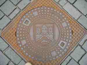 Das Stadtwappen - mit Füssen getreten.