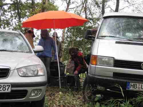 So, erstmal Pause, bisschen essen und durchwärmen unterm Schirm.