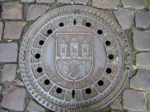 IMG_5295 - Prager Stadtwappen auf Gully