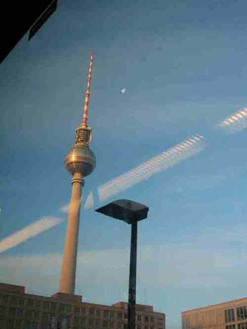 IMG_5301 - Berlin, komischer Kondensstreifen