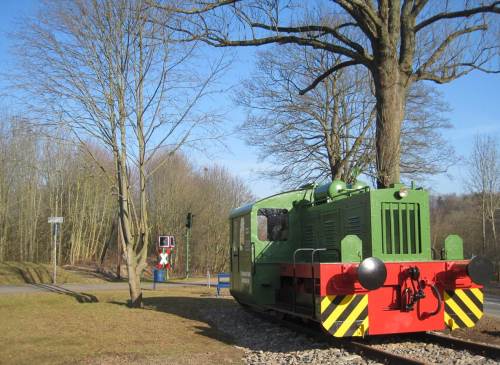 Symbolisch garniert mit Lok und diversen anderen Bahn-Utensilien startet der neue Radweg am Korbacher Stadtrand.