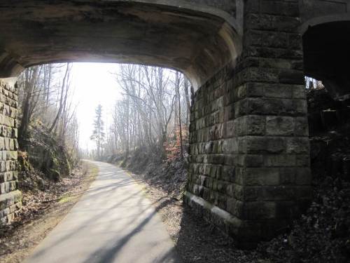 Die möglichst gefällearme Herstellung der alten Bahntrasse hat viele Einschnitte mit ganz speziellem Kleinklima (und Hörgenuss!) zur Folge. Brücken sind häufig und vielfältig.