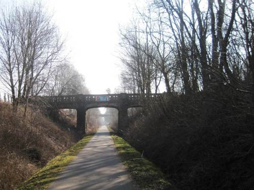 Weiter geht`s im Einschnitt, Brücken queren. Ein völlig neues Landschaftsgefühl: Ruhe! Nur das Zwitschern der Vögel begleitet die Fahrt.