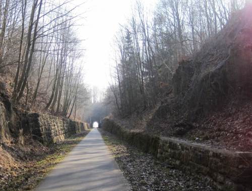 Und wenn dann mal ein Bisschen mehr Berg kommt ... - Achtung: Tunnel voraus!