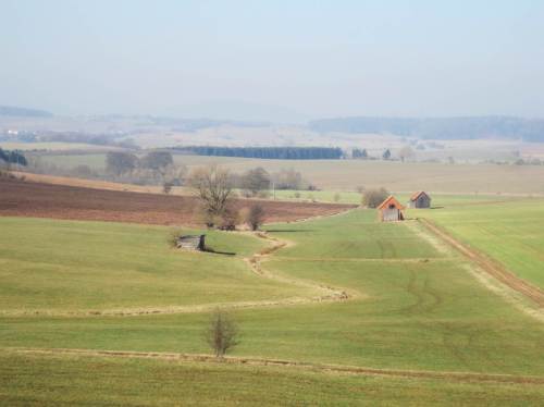 Da öffnet sich der Blick am Rand von Höringhausen weit in die Landschaft - vorn im Bild ein misshandelter, baumloser Bach, der als Ackerrandbegleiter (oder gar verrohrt?) verschwindet.