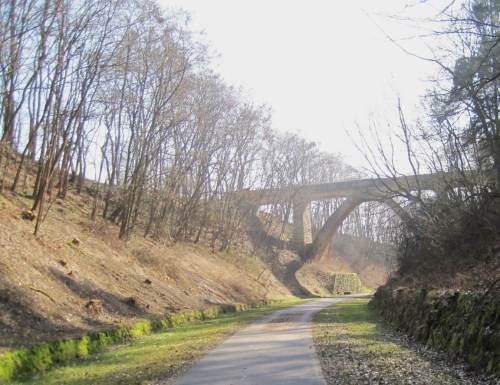 ... und gleich dahinter eine weitere Brücke - und was für eine schicke!