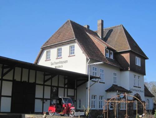 Der ehemalige Bahnhof von Sachsenhausen - sehr schön renoviert.