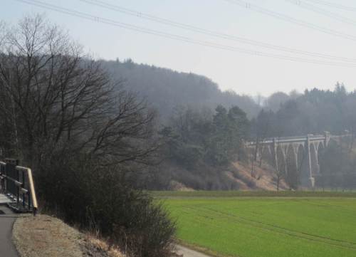 Jaaa, und jetzt: die Reiherbachtalbrücke, hoher Viadukt, voraus! (Wirklich wahr: für nicht Schwindelfreie gibt es eine Umfahrung.)