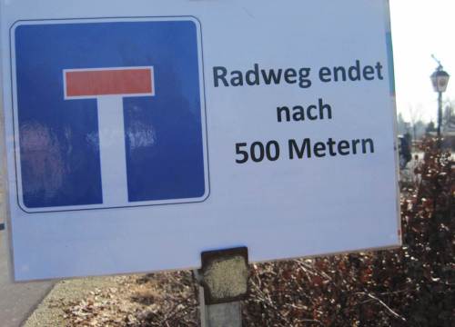 Hier ist also Schluss - bald geht es weiter nach Buhlen. Dort findet dieser Radweg Anschluss an andere, z.B. nach Bad Wildungen.