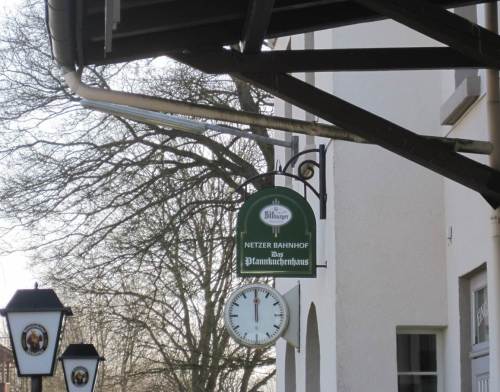 Der Beweis (die Lampen waren ja eben schon zweimal zu sehen): Bahnhof Netze - ich war da! Das Pfannkuchenhaus lockt manchen Feinschmecker.