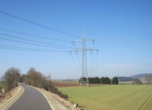 Hochspannungsleitungen - die haben wir früher als landschaftsverschandelnd bekämpft. - Als es noch Landschaft gab ...