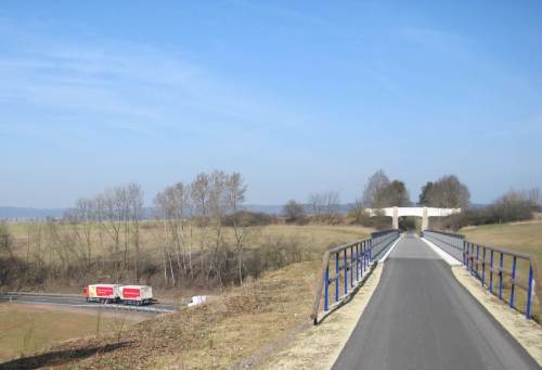 Wieder am Viadukt über die Bundesstraße - der "kleine" Lastzug zeigt, wie hoch ich drüber radele.