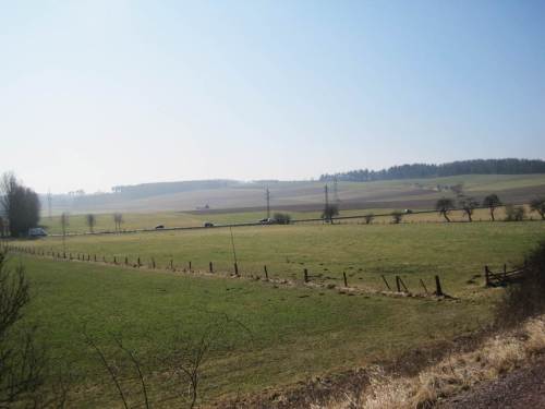 Es lärmt so schön über weite Distanz: Offenland, Bundesstraße, Offenland, Forst.