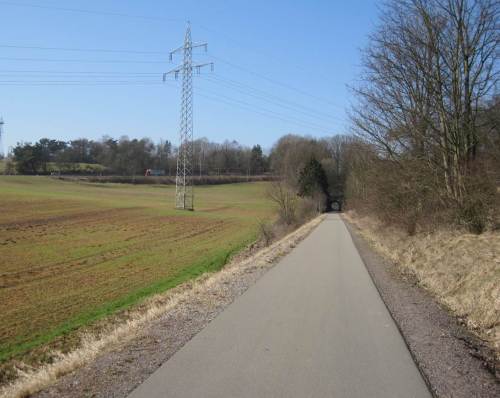 Richtung Melm aufwärts, der Tunnel erspart eine Menge Höhenmeter.