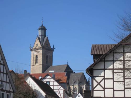 Ankunft in Korbach - St. Kilian grüßt vor blauem Himmel.