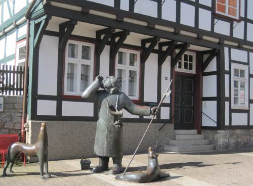 Der Nachtwächter ruft - auch am Tag. (Manchmal hat er eine Bierflasche am Hals.)