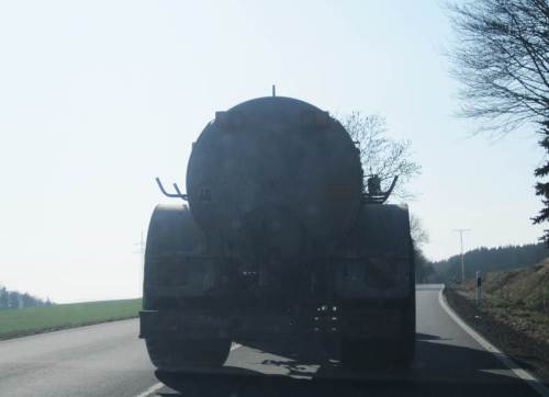 Und diese Geschosse - und die Langstreckentransporter für z.B. Mais Richtung Biogasanlage - belasten dann auch noch über Kilometer die Bundesstraßen und behindern den Verkehr.