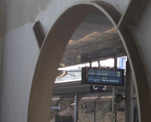 Mein IC kommt gleich - mit einer Menge Leute, die "reif für die Insel" sind.