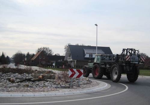 Verkehrstod, aber auch Umweltgifte - was für ein Bild: der Spritzer fährt gerade vorbei - verursachen unnötige Verluste für die Tierwelt.