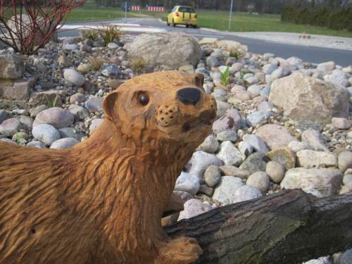 Ob lebendig oder aus Holz - putzig, putzig, diese Tiere, erfüllen sie doch trefflich das Kindchenschema. Bleibt abzuwarten, in welchen Partykeller sie demnächst abwandern.
