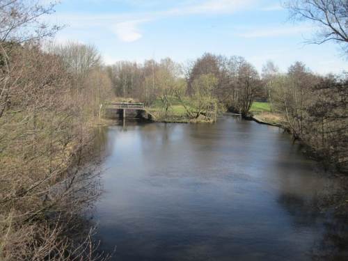 Blick von Oberstrom: Aufstau der Seeve (rechts oben das Wehr), damit Wasser links in den Seevekanal Richtung Harburger Industrie abgeleitet werden kann.