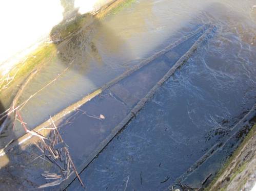 Die hydraulischen Untersuchungen der ursprünglichen Passplanung zeigten, dass die Betondurchlässe so heftig durchströmt wurden, dass Leitbahnen benötigt wurden. Hier ein Beispiel der jeweils unterstrom angebrachten Einbauten.