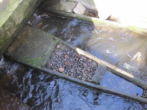 Die ursprünglich offen gelassenen Leitbauten hatten Nachteile. Tiere konnten hinein gelangen und elend zugrunde gehen. So wurden viele Versuche unternommen, die Offenstellen irgendwie zu füllen.