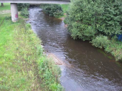 Von der DB-Brücke, natürlich mit Erlaubnis, in Draufsicht bachauf fotografiert: die nun geglätteten "Großknubbels" - ja, wo sind sie denn. Gute Strömungsvielfalt entstand, Gewässerorganismen und Mensch freuen sich.