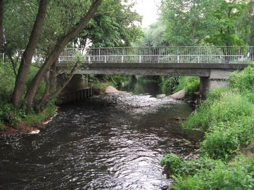An der Hörstener Straße wurde an jeder Uferseite oberhalb der Brücke ein Kiesdepot (Lastwagenladung, geteilt) angelegt. Die Seeve weiss am Besten, wohin die Steine gehören.