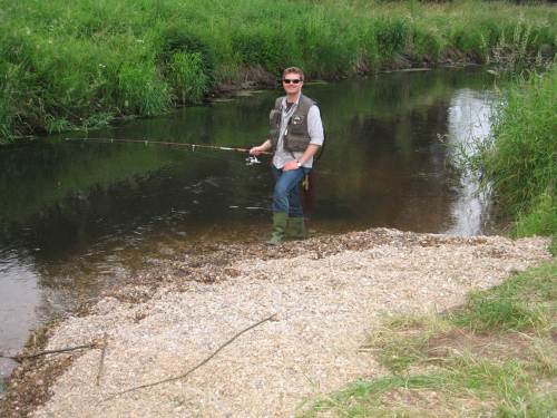 Ein zweiter Lkw Kies wurde als Depot direkt unterhalb des Maschener Rangierbahnhofs in den Gleithang gelegt. Dieser ist als halbstabile Nahrungs- und Laichfläche anzusehen (hier bei niedriger Wasserführung).