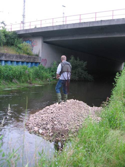 Oberhalb, südlich des Rangierbahnhofs Maschen wurde Geröll als Strömungslenker eingebaut. 3 "Großknubbels", hier der unterste - noch ungeglättet, entstanden.