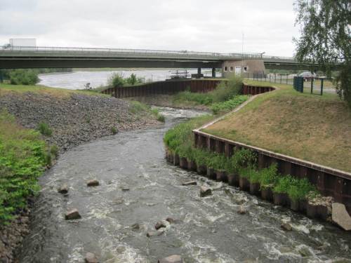 Wer Zeit hatte und die Örtlichkeit kennt, besuchte schnell noch den in den 1990ern erstellten Fischpass am Südufer der Elbe. Wie das Foto zeigt, ähnelt er mit Mäander einem rauschenden norwegischen Lachsfluss.