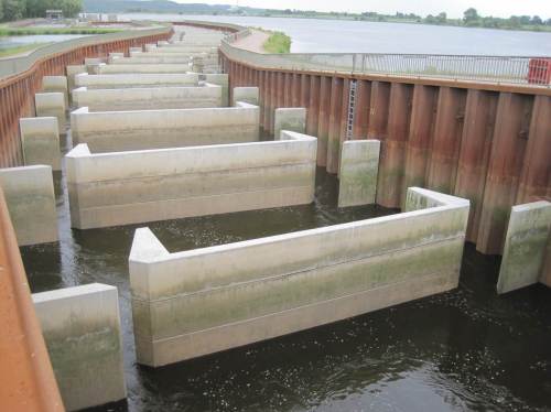 Es geht los. - Ein gewaltiges Bauwerk nach dem Prinzip "vertical slot" - ein Schlitzpass.