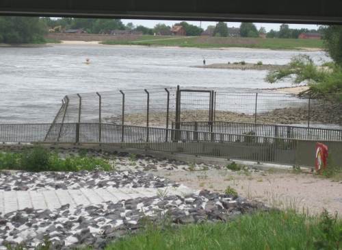 Die Boje markiert das Ende der Angelverbots- / Schutzzone. Der Angler angelte so lange flussab, bis wir scheinbar unser Interesse Anderem zuwandten. Dann angelte er flussauf - na ja, die Angelverbotszone ist genau wegen solcher Verhaltensweisen vergrößert worden.