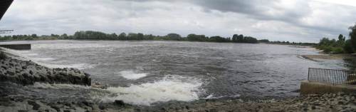 Auch zwischen dem rauschenden Hauptabfluss der Elbe und dem unteren Ende des Fischpasses wird durch zusätzliche Überläufe Lockströmung Richtung Fischpasseingang erzeugt.