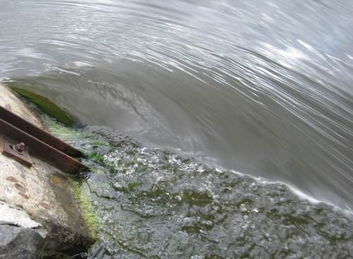 Übertritt Stau ins Dotierungsgerinne.