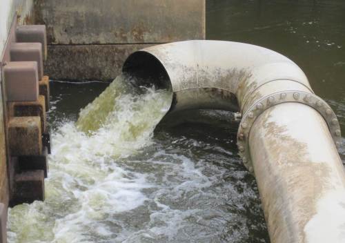 Damit die Lockströmung ausreicht, wird zusätzliches Wasser dem Fischpass zugeleitet.