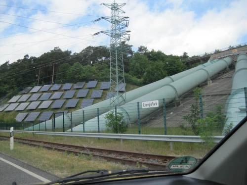 Wer diesen Anblick der Rohre des Pumpspeicherwerks und der Solarzellenflächen kennt, weiss, unser Restaurant lag östlich - wir sind auf dem Rückweg Richtung Hamburg.