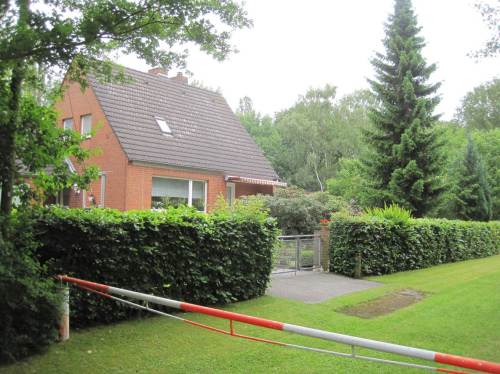 Über Google sucht man sich den Anfahrweg mit dem Ziel "Haus am Wehr". Diesmal habe ich mich vergewissert: das gibt es tatsächlich.