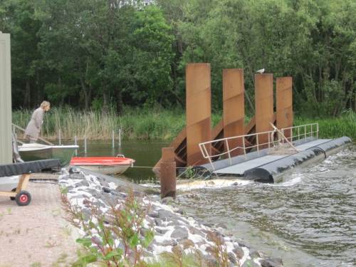 Der Exkursions-Effekt: Wo Besonderes zu sehen ist, sieht man aufmerksame Beobachter aus dem Boden wachsen - im 45 Grad-Winkel! (Für Exkursionen bezieht sich der Spruch gewöhnlich auf den Populationsteil "Rentner".)