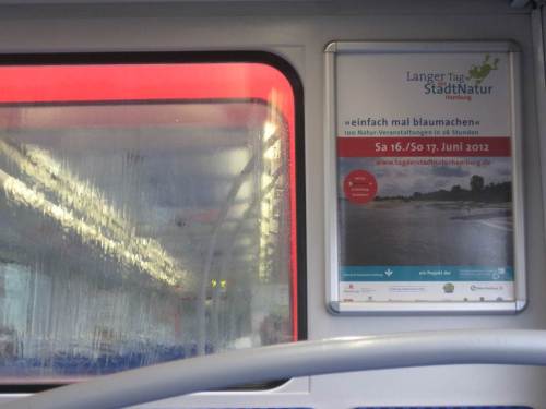 In Hamburg sah es nicht anders aus als beim Start in Nordniedersachsen - wahre Wasserfälle flossen an den S-Bahnwagen herab.