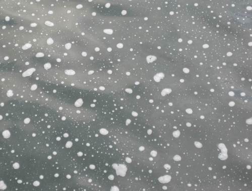 Schaum-Eindrücke unter dem Wehrabsturz der Werbe-Karpfenteiche in den Edersee.