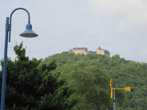 Vom Berg grüßt Schloss Waldeck, beschienen von der Abendsonne.