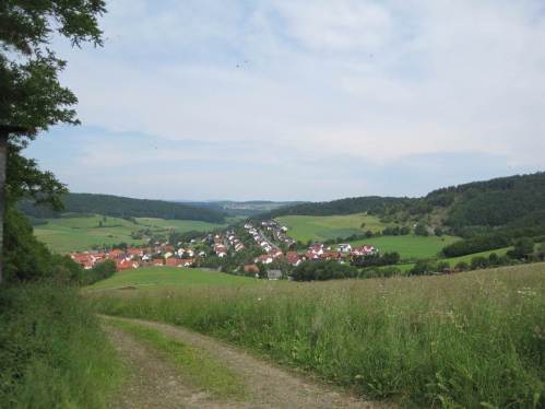 Blick auf Altenlotheim - solch kleinräumig strukturierte Landschaft hat sich in Europa angesichts auf Industrie-Agrarwirtschaft setzende Subventions-Fehldefinition fast nirgends mehr erhalten können.