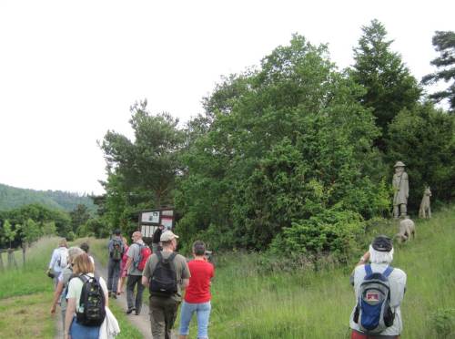 Holzschnitzerei, Heideschäfer mit Hund und Schafen, symbolisiert Teilnutzungen der Vergangenheit.