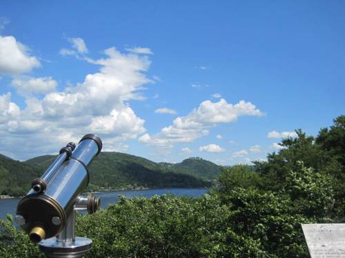 Am Endpunkt, fast über den Wassern - Edersee mit Schloss Waldeck.